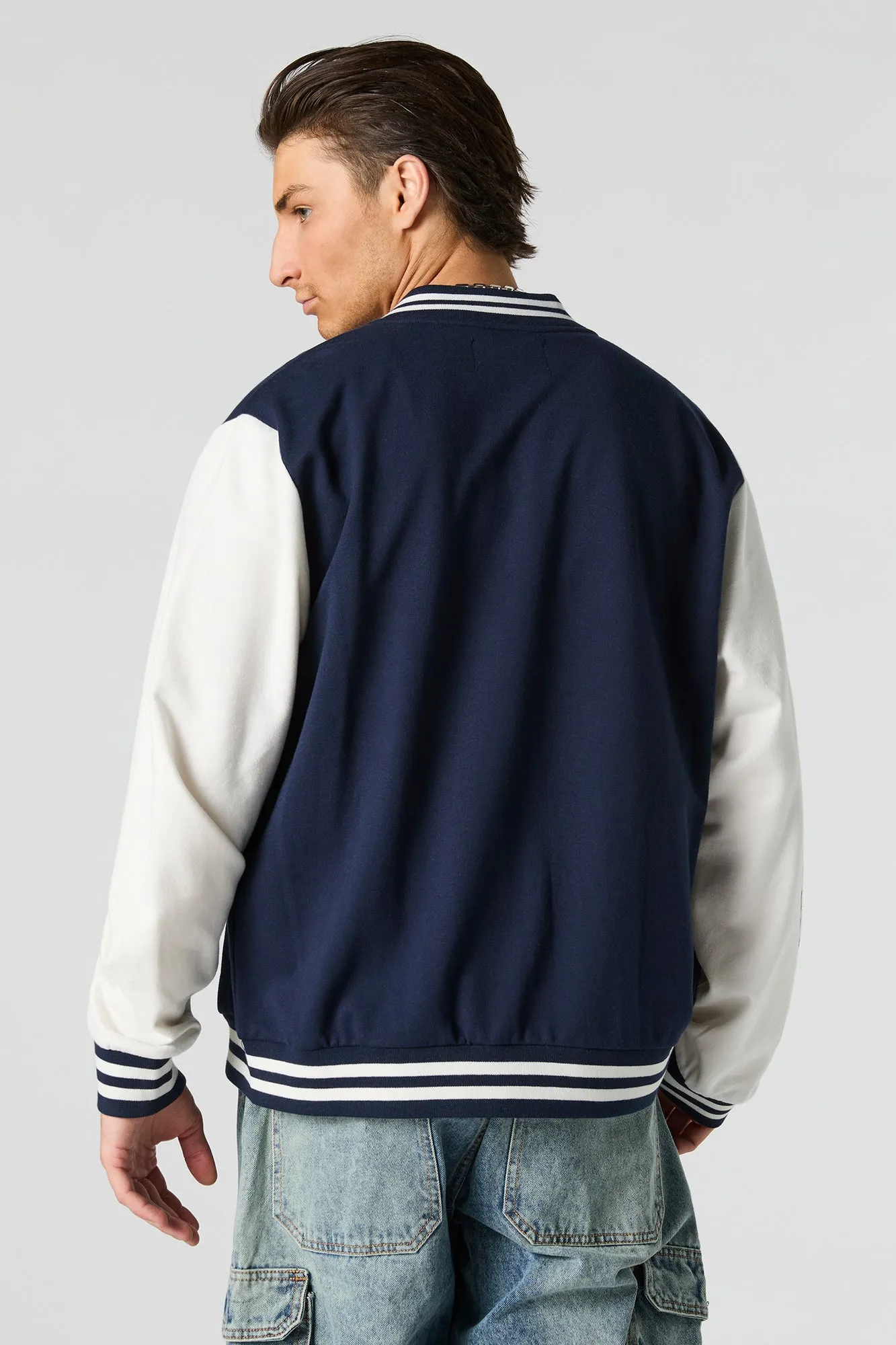 Blouson de style universitaire en molleton imprimé avec motif brodé
