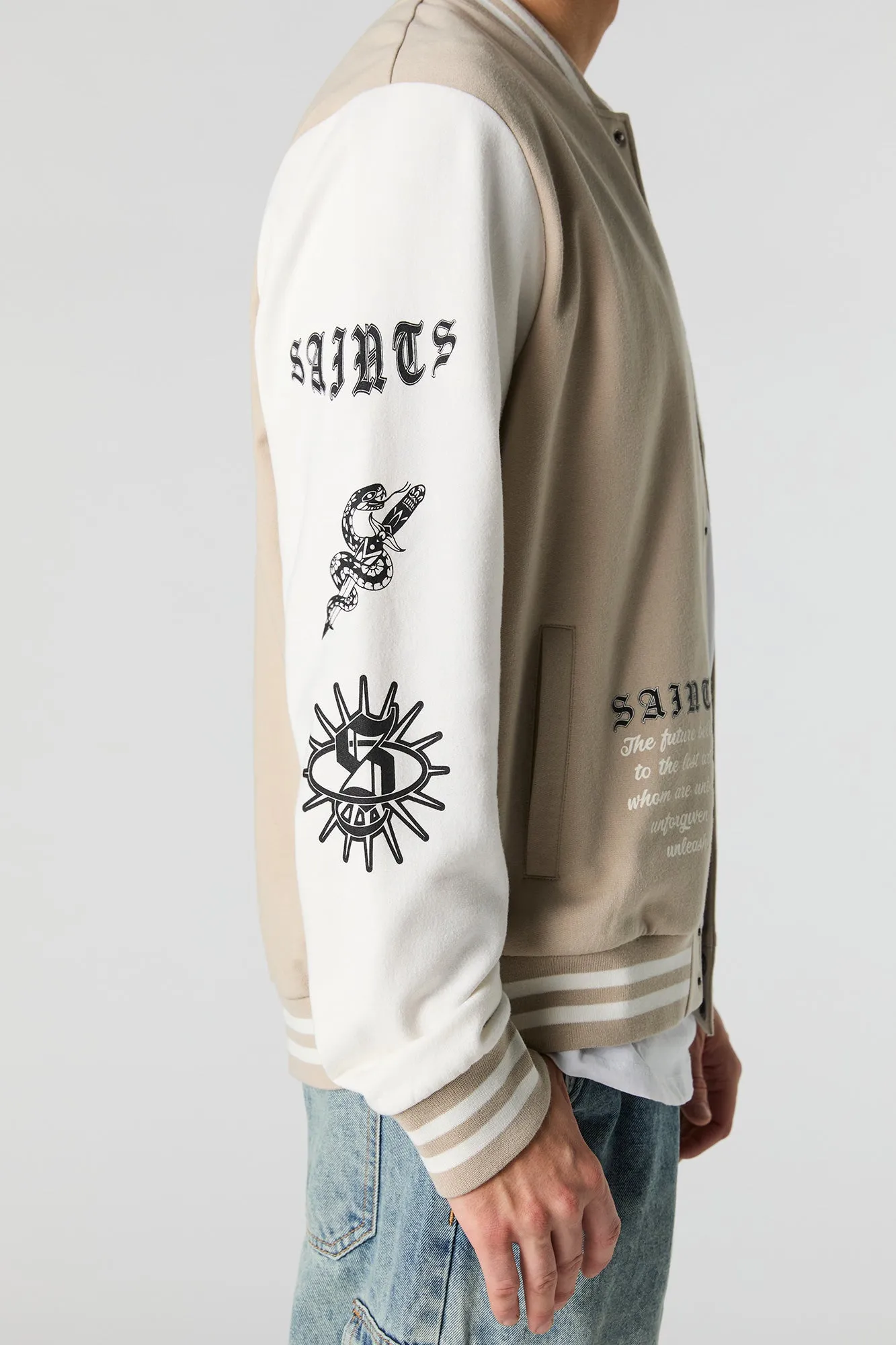 Blouson de style universitaire en molleton imprimé avec motif brodé
