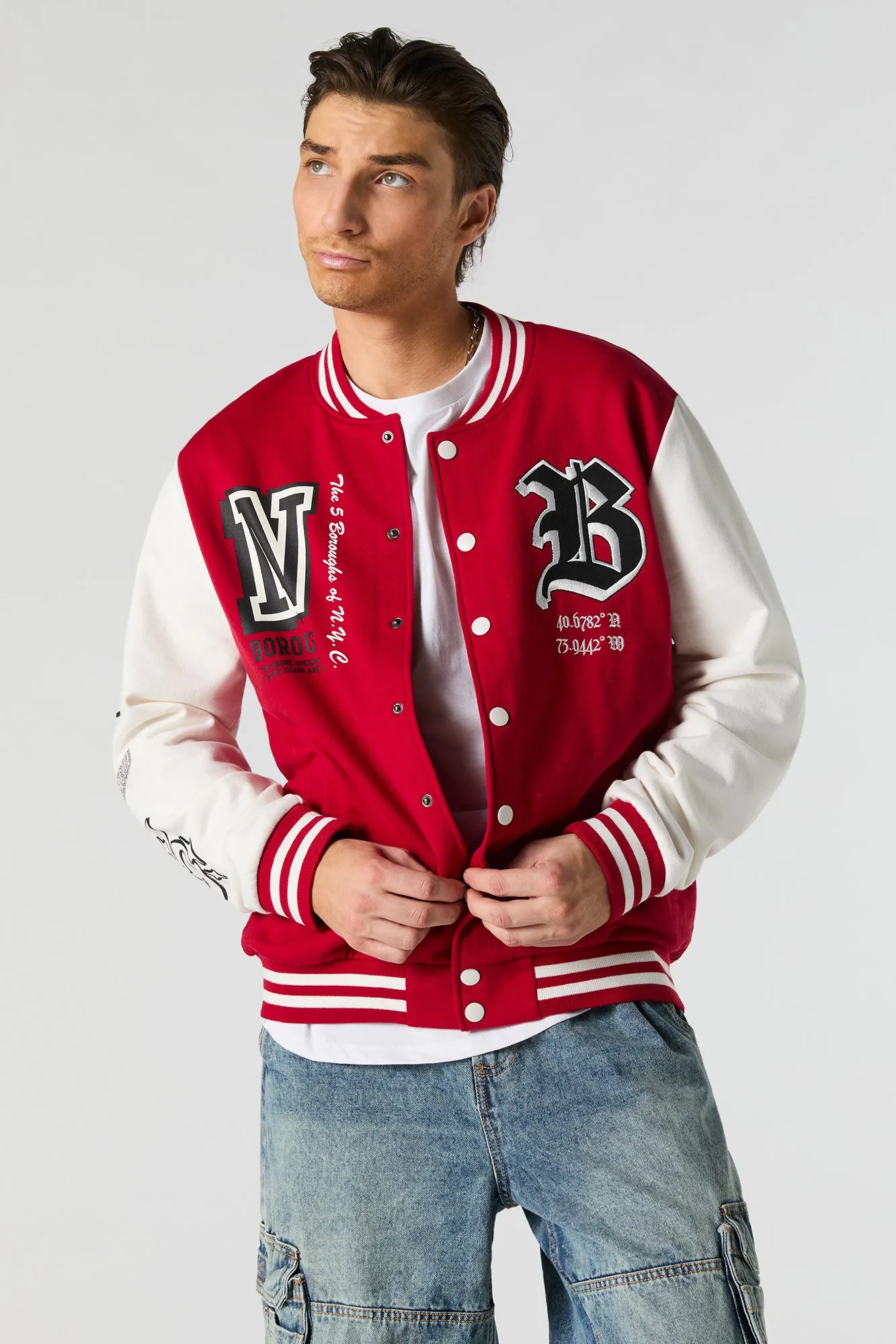 Blouson de style universitaire en molleton imprimé avec motif brodé