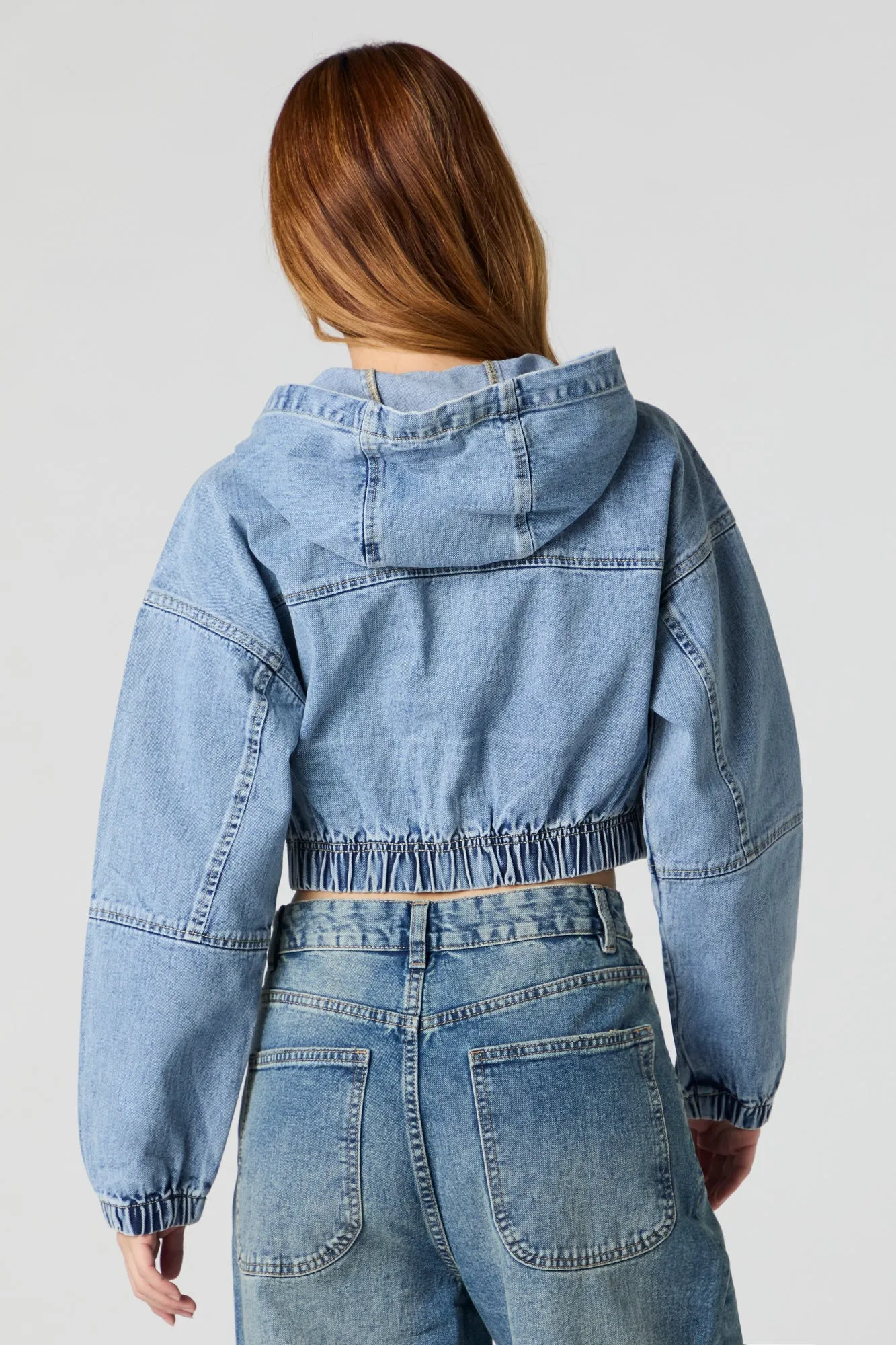 Haut à capuchon en denim court avec fermeture à glissière