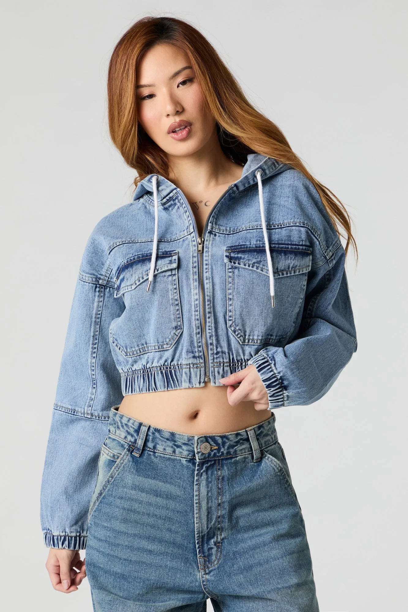 Haut à capuchon en denim court avec fermeture à glissière
