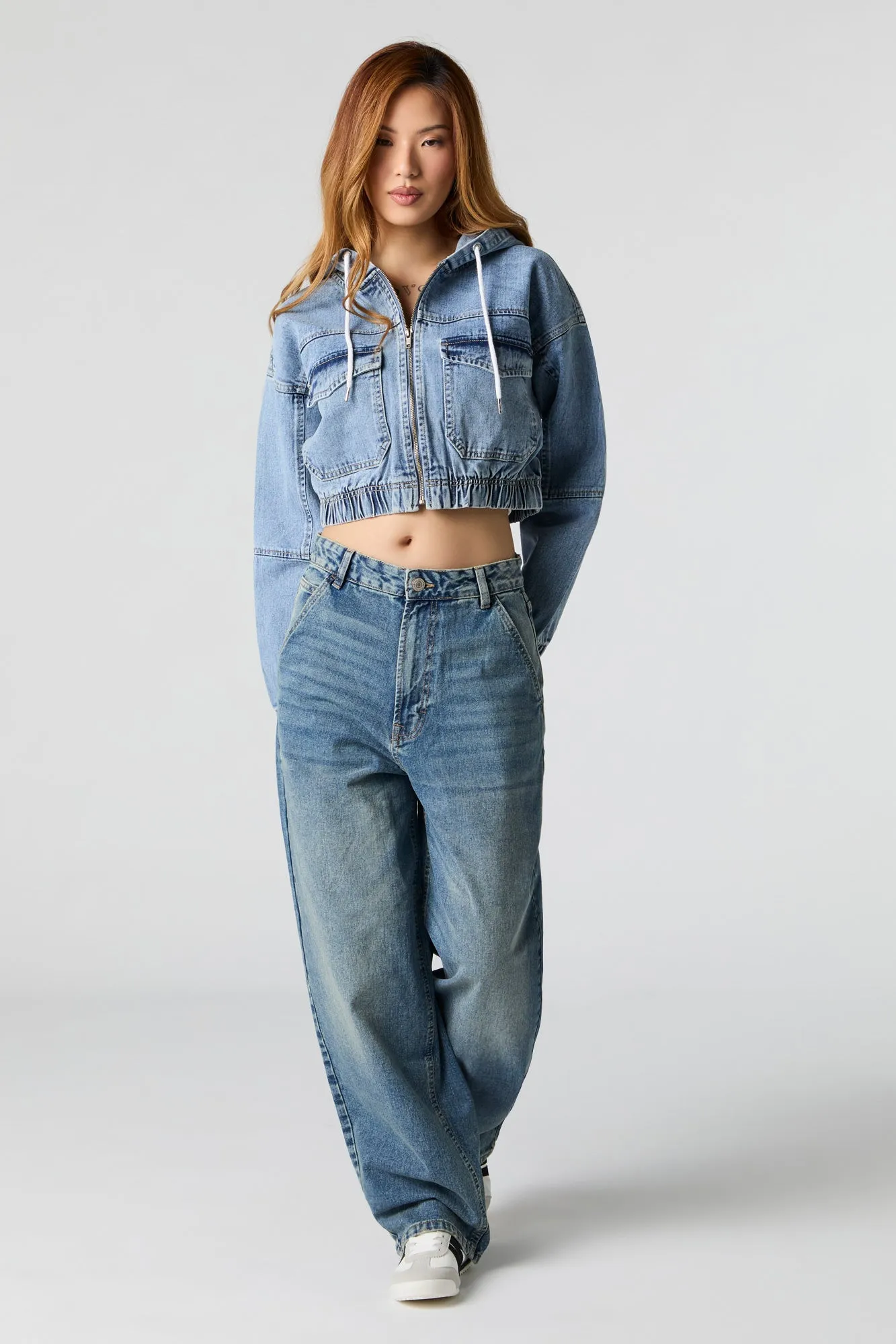 Haut à capuchon en denim court avec fermeture à glissière